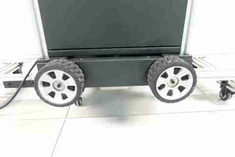 Wheels on the horizontal rails